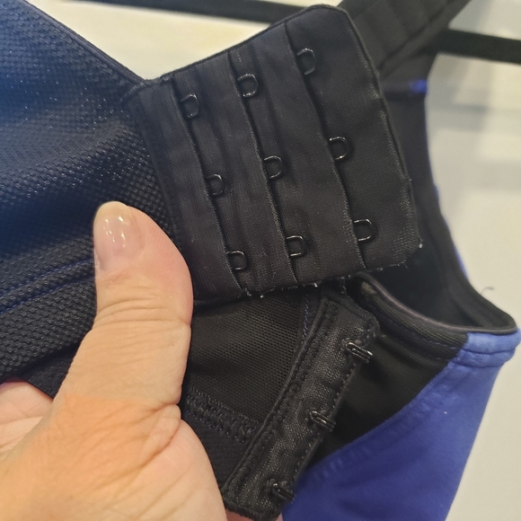 Livi Active Molded Underwire Sports Bra - Sz 40DD US - Picture 3 of 5